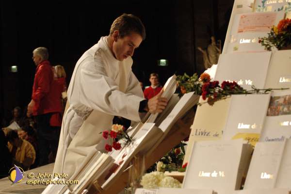 Nom de l'image : E00016073-1 — Description :  Toussaint 2004 - 28 oct - Conférence à ND de Paris et photos devant la croix