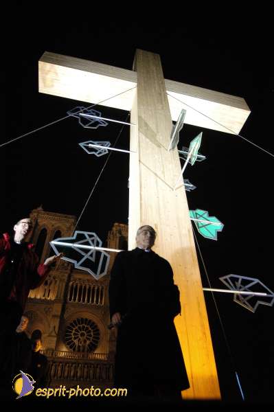 Nom de l'image : E00016111-1 — Description :  Toussaint 2004 - 28 oct - Conférence à ND de Paris et photos devant la croix