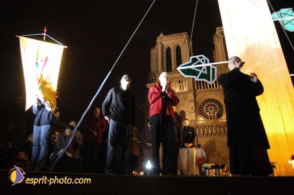 Nom de l'image : E00016119-1 — Description :  Toussaint 2004 - 28 oct - Conférence à ND de Paris et photos devant la croix