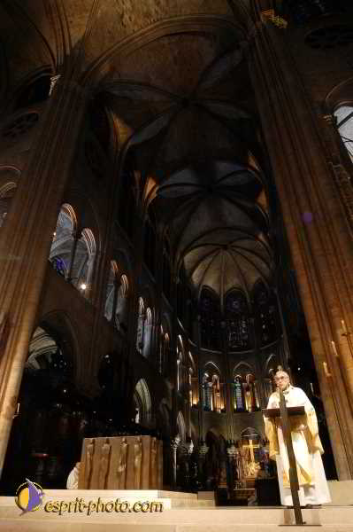 Nom de l'image : D1191907-1 — Description :  Toussaint 2004 - Messe avec les sans abri