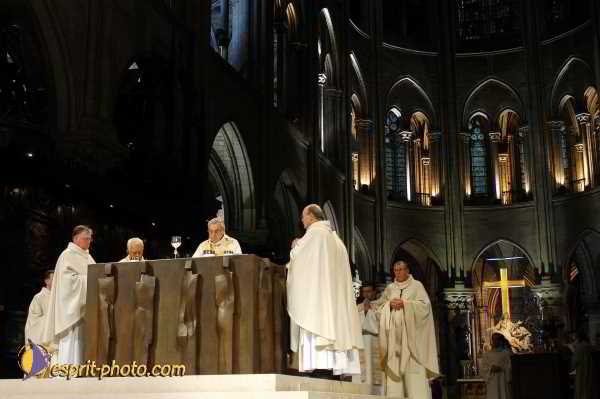 Nom de l'image : D1191999-1 — Description :  Toussaint 2004 - Messe avec les sans abri