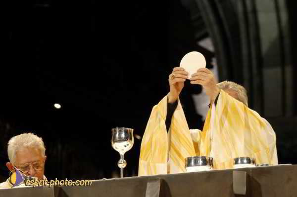 Nom de l'image : D1192011-1 — Description :  Toussaint 2004 - Messe avec les sans abri