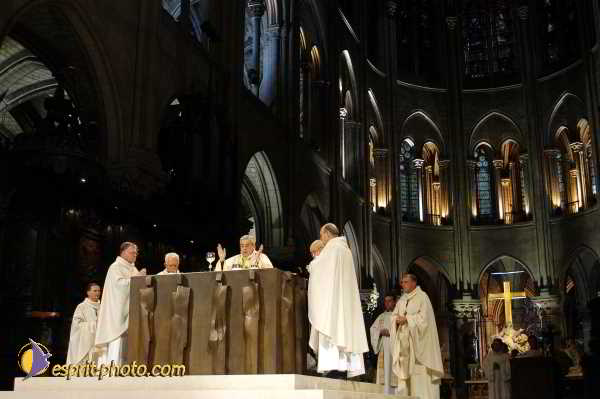 Nom de l'image : D1192017-1 — Description :  Toussaint 2004 - Messe avec les sans abri