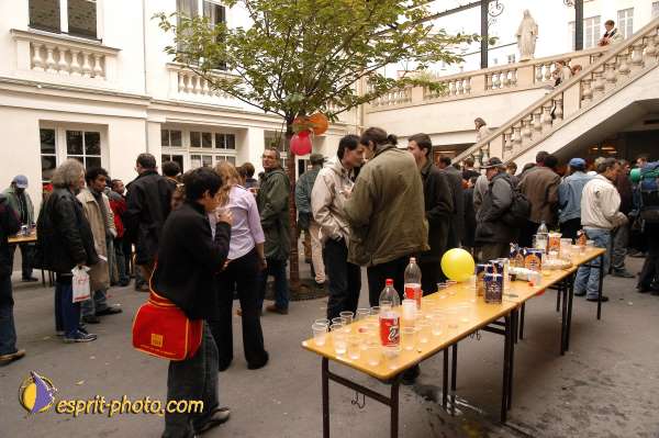 Nom de l'image : E00015338-1 — Description :  Toussaint 2004 - 28 oct - Conférence à ND de Paris et photos devant la croix