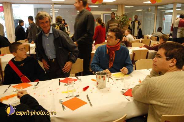 Nom de l'image : E00015345-1 — Description :  Toussaint 2004 - 28 oct - Conférence à ND de Paris et photos devant la croix