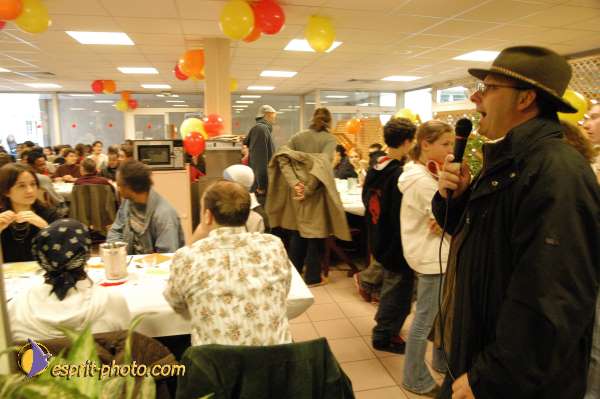 Nom de l'image : E00015354-1 — Description :  Toussaint 2004 - 28 oct - Conférence à ND de Paris et photos devant la croix