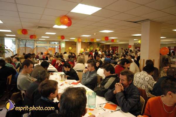 Nom de l'image : E00015358-1 — Description :  Toussaint 2004 - 28 oct - Conférence à ND de Paris et photos devant la croix