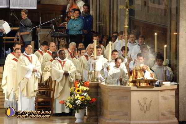 Nom de l'image : D1184549-1 — Description :  Synode 78 - Messe à la Basilique de Lisieux le 3 oct 2004