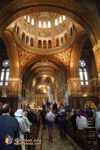 Nom de l'image : D1184657-1 — Description :  Synode 78 - Messe à la Basilique de Lisieux le 3 oct 2004