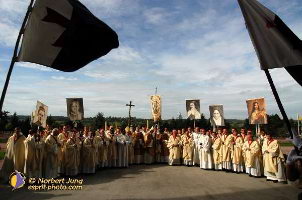 Nom de l'image : D1184709-1 — Description :  Synode 78 - Messe à la Basilique de Lisieux le 3 oct 2004