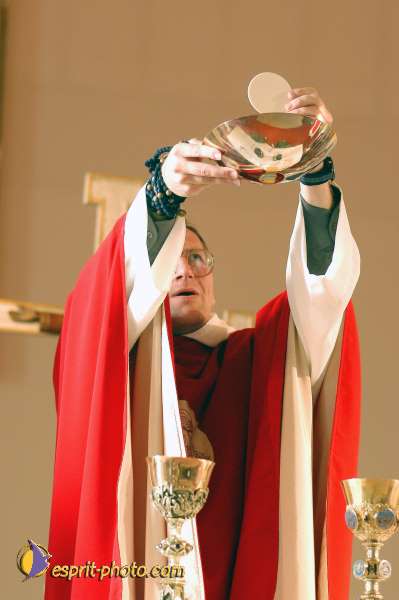 Nom de l'image : D1052883-01 — Description :  Ordination sacerdotale et diaconale au seminaire de la Castille