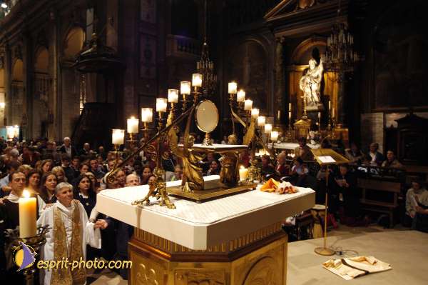 Nom de l'image : D1189833-1 — Description :  Paris - Toussaint 2004