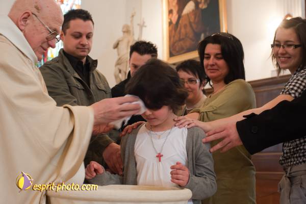 Nom de l'image : D30099484a — Description :  Baptême d'enfant à l'église de la Ferté Vidame (28300)