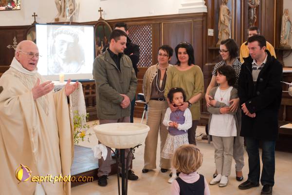 Nom de l'image : D30099495a — Description :  Baptême d'enfant à l'église de la Ferté Vidame (28300)
