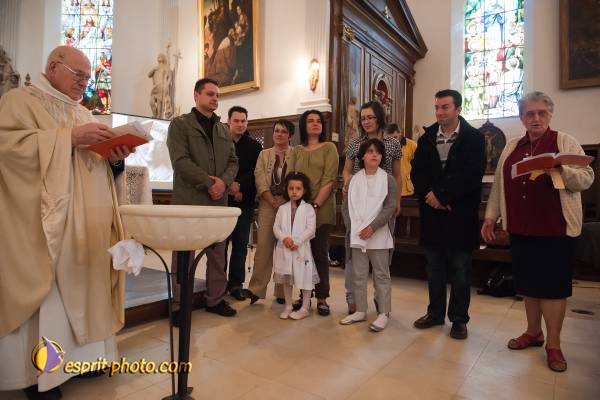 Nom de l'image : D30099511a — Description :  Baptême d'enfant à l'église de la Ferté Vidame (28300)