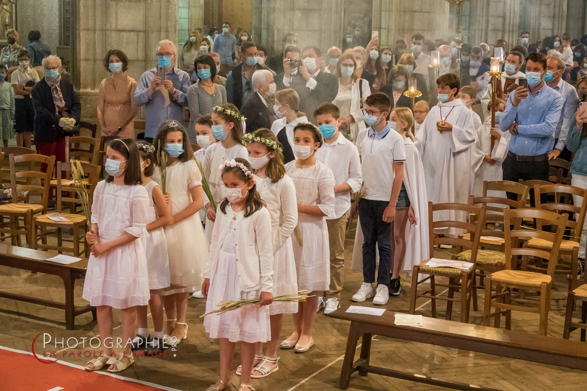 Premiere communion de 14 enfants à Saint Jean Baptiste de Libourne (Vidéo)