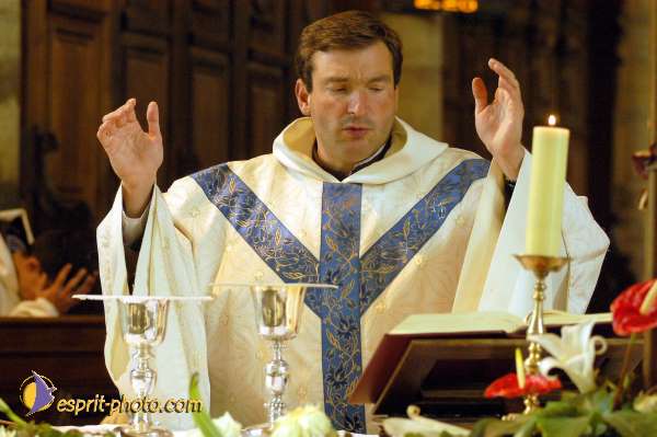 Nom de l'image : D1005911-01 — Description :  Ourscamp - Messe - Frères - Ruines - Apostolat 2002