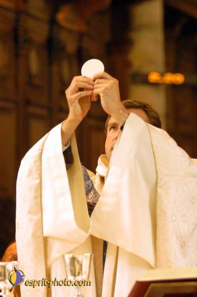 Nom de l'image : D1005913-01 — Description :  Ourscamp - Messe - Frères - Ruines - Apostolat 2002