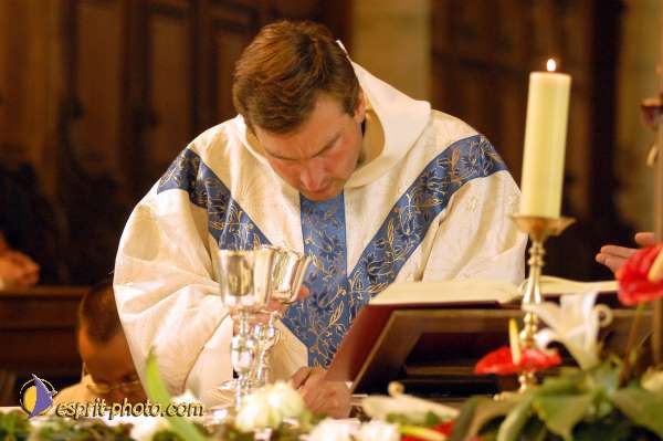 Nom de l'image : D1005915-01 — Description :  Ourscamp - Messe - Frères - Ruines - Apostolat 2002