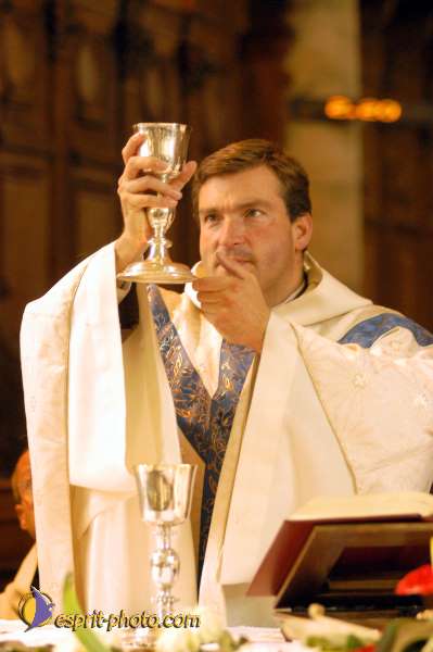 Nom de l'image : D1005916-01 — Description :  Ourscamp - Messe - Frères - Ruines - Apostolat 2002