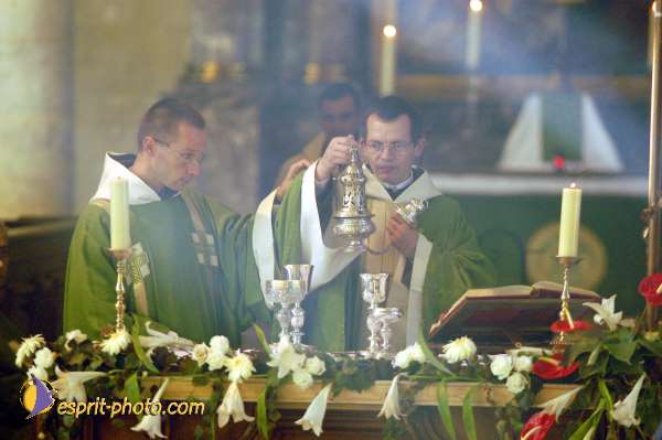 Nom de l'image : D1006057-01 — Description :  Ourscamp - Messe - Frères - Ruines - Apostolat 2002