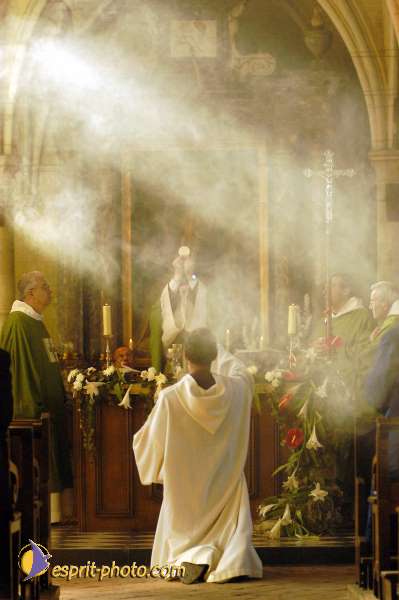 Nom de l'image : D1006072-01 — Description :  Ourscamp - Messe - Frères - Ruines - Apostolat 2002