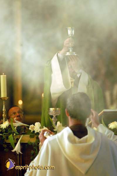 Nom de l'image : D1006078-01 — Description :  Ourscamp - Messe - Frères - Ruines - Apostolat 2002