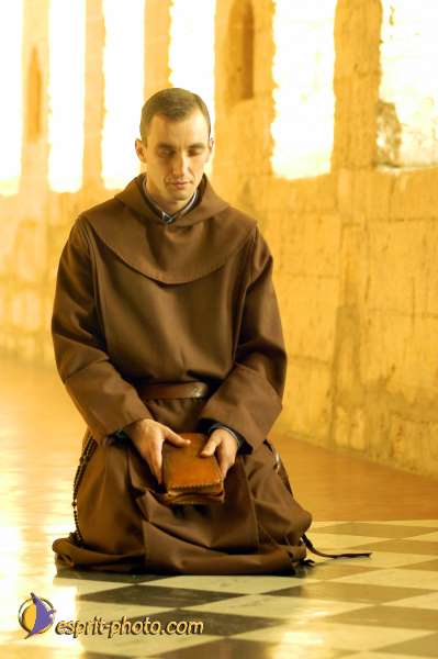 Nom de l'image : D1006199-01 — Description :  Ourscamp - Messe - Frères - Ruines - Apostolat 2002