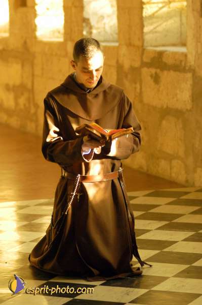 Nom de l'image : D1006214-01 — Description :  Ourscamp - Messe - Frères - Ruines - Apostolat 2002