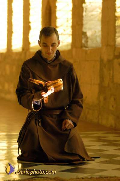 Nom de l'image : D1006226-01 — Description :  Ourscamp - Messe - Frères - Ruines - Apostolat 2002