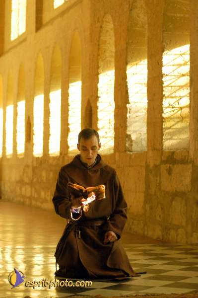 Nom de l'image : D1006230-01 — Description :  Ourscamp - Messe - Frères - Ruines - Apostolat 2002