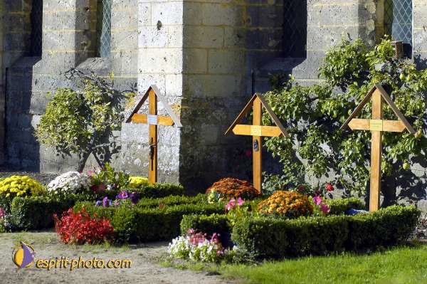 Nom de l'image : D1006352-01 — Description :  Ourscamp - Messe - Frères - Ruines - Apostolat 2002