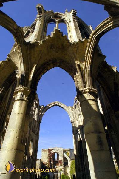 Nom de l'image : D1006411-01 — Description :  Ourscamp - Messe - Frères - Ruines - Apostolat 2002