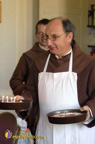 Nom de l'image : D1006425-01 — Description :  Ourscamp - Messe - Frères - Ruines - Apostolat 2002