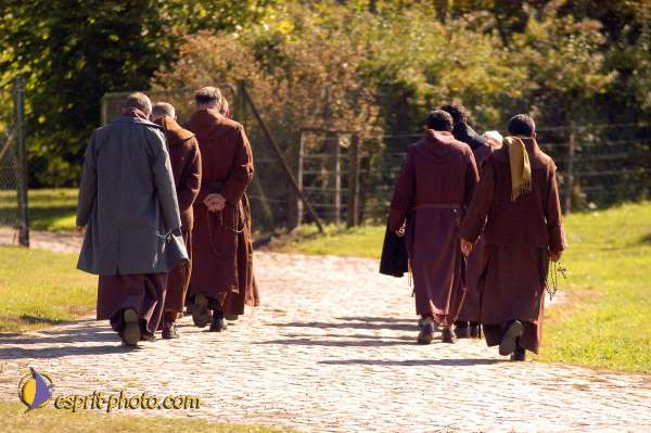 Nom de l'image : D1006431-01 — Description :  Ourscamp - Messe - Frères - Ruines - Apostolat 2002