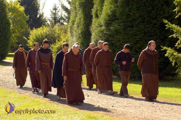 Nom de l'image : D1006448-01 — Description :  Ourscamp - Messe - Frères - Ruines - Apostolat 2002
