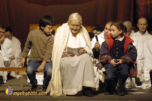 Nom de l'image : D1015300-01 — Description :  Rencontre de Taizé à Paris 2002 (Porte de Versaille & Paroisses