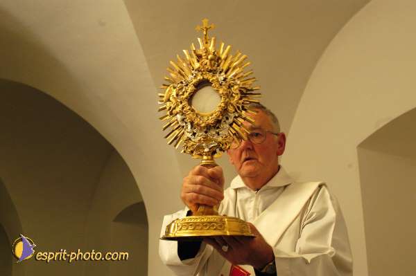Nom de l'image : D1185182-1 — Description :  Mothers and Fatherprayer