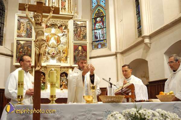 Nom de l'image : D1185343-1 — Description :  Mothers and Fatherprayer