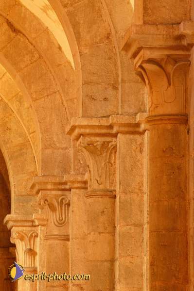 Nom de l'image : D1168756-1 — Description :  Abbaye de Fossanova (Latina-Italie) - Abbaye cistersienne