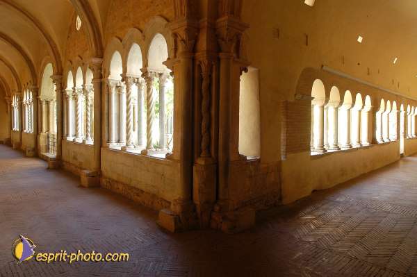 Nom de l'image : D1168849-1 — Description :  Abbaye de Fossanova (Latina-Italie) - Abbaye cistersienne