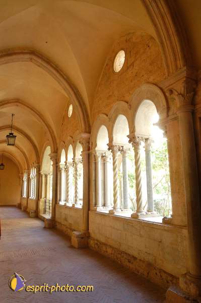 Nom de l'image : D1168857-1 — Description :  Abbaye de Fossanova (Latina-Italie) - Abbaye cistersienne