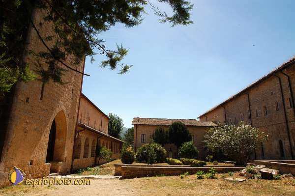 Nom de l'image : D1168882-1 — Description :  Abbaye de Fossanova (Latina-Italie) - Abbaye cistersienne