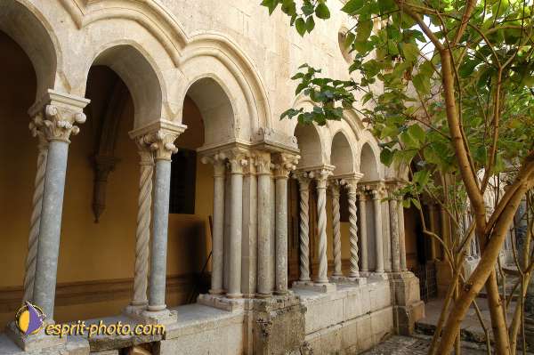 Nom de l'image : D1168903-1 — Description :  Abbaye de Fossanova (Latina-Italie) - Abbaye cistersienne