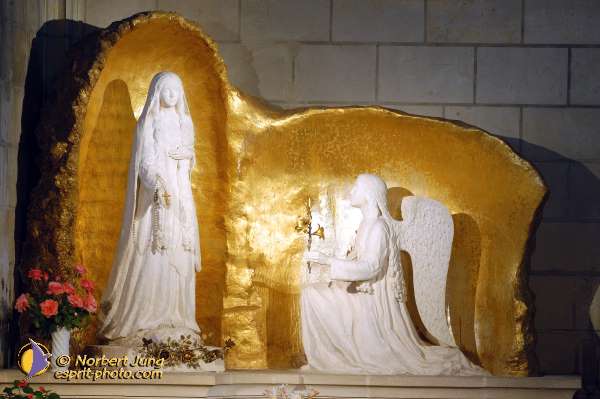 Nom de l'image : D1048899-01 — Description :  ND de l'Île Bouchard & ND de Pontmain (reportage pour la Vie)