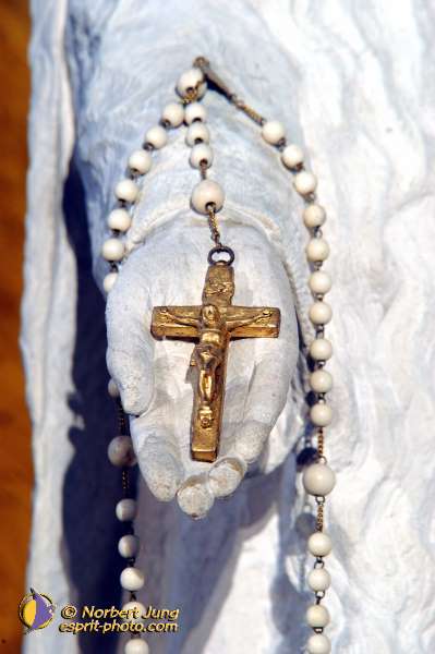 Nom de l'image : D1048902-01 — Description :  ND de l'Île Bouchard & ND de Pontmain (reportage pour la Vie)