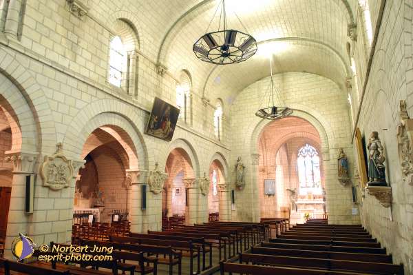 Nom de l'image : D1048939-01 — Description :  ND de l'Île Bouchard & ND de Pontmain (reportage pour la Vie)
