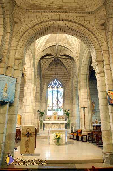 Nom de l'image : D1048943-01 — Description :  ND de l'Île Bouchard & ND de Pontmain (reportage pour la Vie)