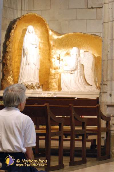 Nom de l'image : D1048946-01 — Description :  ND de l'Île Bouchard & ND de Pontmain (reportage pour la Vie)