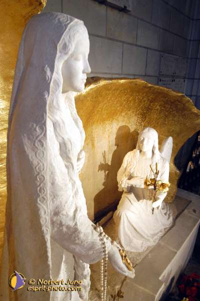 Nom de l'image : D1048973-01 — Description :  ND de l'Île Bouchard & ND de Pontmain (reportage pour la Vie)